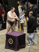 Hakuho wins in test meet