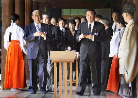 Legislators visit Yasukuni Shrine