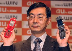 (1) KDDI unveils new cell phone