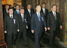 (2) 79 lawmakers including Takebe visit Yasukuni for fall festiv