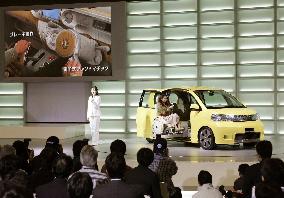 (2) Tokyo Motor Show opens to media, 200 commercial vehicles on