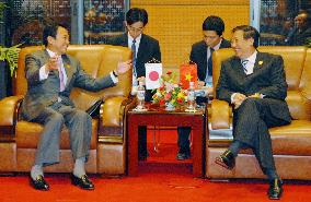 Aso meets with Vietnam's Khiem