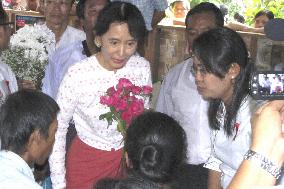 Suu Kyi at AIDS hospice in Myanmar