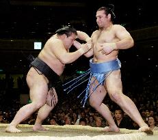 Tochiazuma grabs lead at New Year sumo