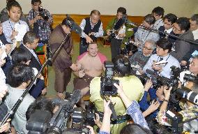 Hakuho wins record 33rd championship