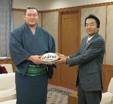Hakuho visits 2019 rugby world cup host city Higashiosaka