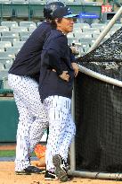 Ex-Yankee Matsui watches minor team's batting practice
