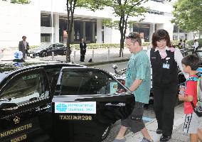 English-speaking taxi service begins in Osaka