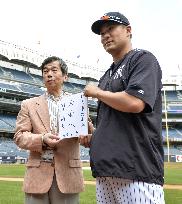 Yankees pitcher Tanaka greets mayor of hometown Itami, western Japan