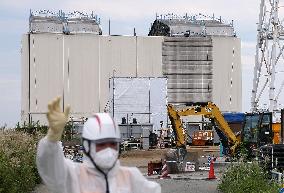 Fukushima Daiichi No. 1 reactor building cover being removed