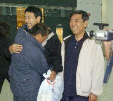 (2)2 freed crew members reunited with colleagues in S. Korea