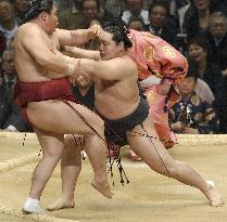Asashoryu marches on at spring sumo
