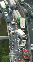 2 dead in 9-vehicle pileup on Hanshin Expressway