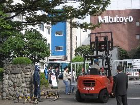 Vehicle of right-wing group rams into compound of Mitutoyo