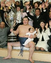 Hakuho wins 5th career title on final day of Kyushu sumo