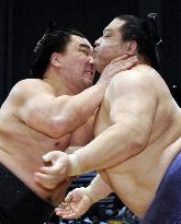 Harumafuji defeats Kaio