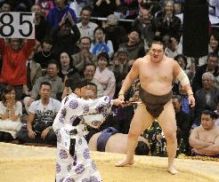 Hakuho beats Kotomitsuki to bag 12th title at Kyushu sumo