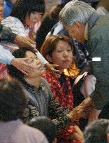 (6)Imperial couple visit Niigata to encourage quake survivors