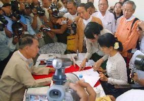 Suu Kyi registers as candidate in parliamentary by-elections