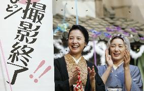 Actresses Yoshitaka, Nakama celebrate end of drama shooting