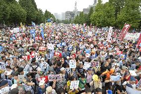 Protesters rally at Diet building against security bills