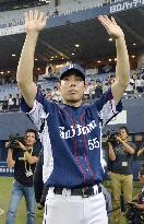 Lions' Akiyama responds to fans after tying hits record