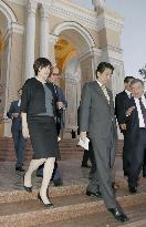 Japanese PM Abe visits theatre in Uzbek capital