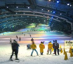 (5) Indoor ski slope closes