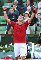 Djokovic powers through to Roland Garros 4th round