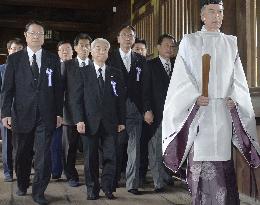 Lawmakers visit Yasukuni