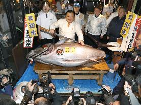 Tuna fetches 74 mil. yen at possible final Tsukiji New Year's auction