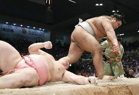 Sumo: Ozeki Takayasu beats Ura