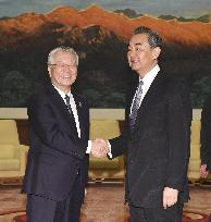 Keidanren chief and Chinese foreign minister