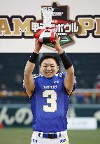 American football: Illegal hit victim wins double MVPs