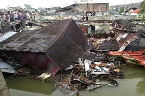 (17)Scenes from Indonesia's Nias and Simeuleu islands after quak