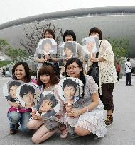 SMAP fans gather despite no-show at Expo