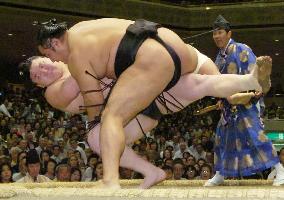 Ozeki Hakuho suffers 2nd loss at autumn sumo tournament