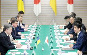 PM Abe meets with Ukrainian President Poroshenko