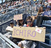 Ichiro gets 4,257th career hit, surpassing Rose's total