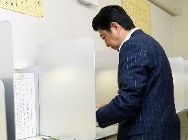 PM Abe casts absentee ballot for upper house election