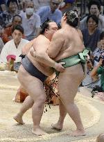 Sumo: Kisenosato remains composed and tied for Nagoya lead