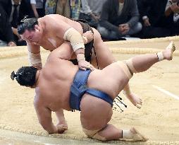 Sumo: Hakuho stays one behind Kakuryu at Kyushu