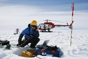 Icebreaker Shirase involved in study on global warming