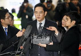 S. Korean prosecutors summon Samsung boss for corruption questioning