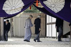 Japan emperor, empress visit imperial mausoleum