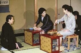 Wives of S. Korean president and Japanese premier enjoy tea