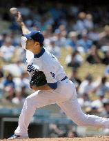 Kuroda solid as Dodgers sink Pirates