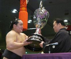 Asashoryu captures Emperor's Cup
