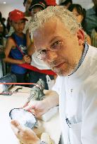 German jewelry sculptor gives demonstration at Aichi Expo