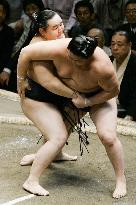 Asashoryu stays unbeaten at autumn sumo